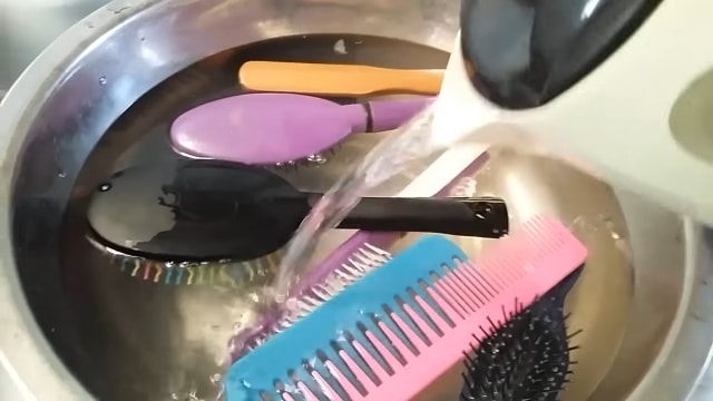 how-to-clean-a-comb-with-vinegar